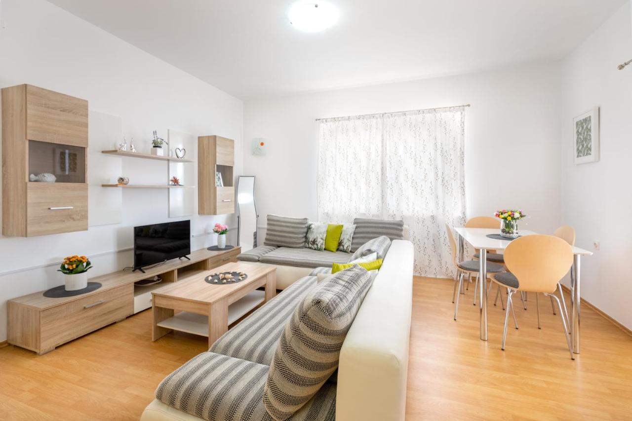 Apartments Villa Maja Рогозниця Екстер'єр фото